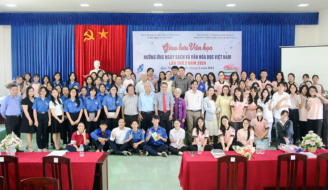 Học sinh Trường THPT chuyên Lê Quý Đôn giao lưu cùng tác giả Văn học Bình Định
